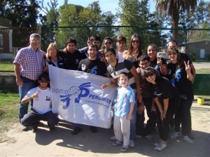 Barrientos junto a jóvenes de la Juventud Peronista de Chacabuco.