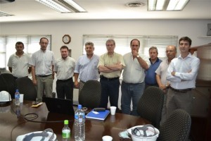 Junto a funcionarios de su gabinete se reunió con directivos de la empresa. Luego recorrieron la planta.