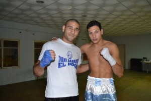 Daniel Barroso antes de subir al ring para la pelea de exhibición ante Nazareno Dadavio de Chivilcoy.