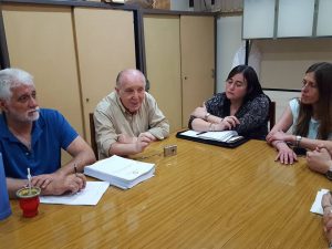 Los médicos Antonio Raúl de los Santos y Roberto Chuit, junto a la directora del Hospital de Rawson, Yesica Berterame.