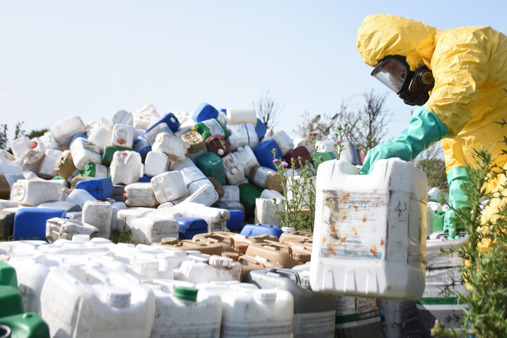 Policía Ecológica frente a bidones de agroquímicos en la vía pública