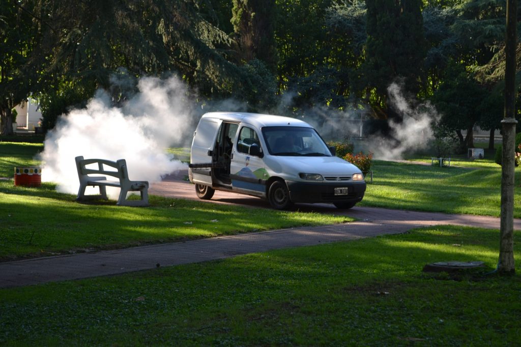 11/1/17- Durante la mañana, personal de Bromatología de la Municipalidad de Chacabuco, procedió a realizar fumigación ante la proliferación de mosquitos en Rawson. Se da en el  marco del programa “Chacabuco Seguro y Saludable” para llevar adelante la prevención ante el dengue, zika y chikungunya. 