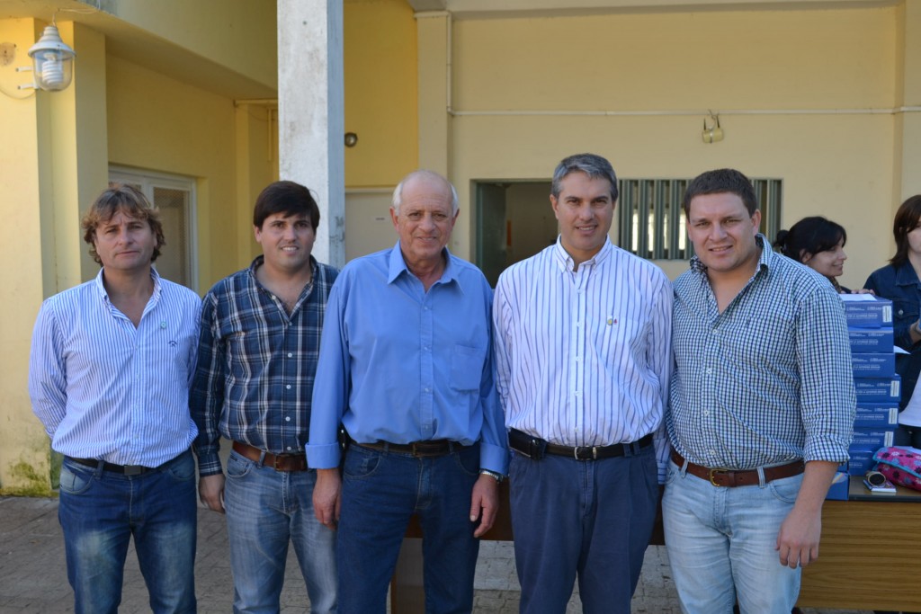 20/5/15- El actual diputado Provincial y actual candidato a intendente, Darío Golía, presidió el acto de entrega de netbooks en la Escuela Secundaria Nº 2 de Rawson. Información en desarrollo.