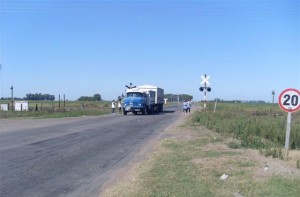 Otra imagen de los docentes reclamando en Ruta Provincial 51 y Acceso a Rawson. 