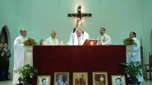 Una de las misas realizadas en la Iglesia de San Patricio para recordar a los padres Alfredo Leaden, Pedro Dufau, Alfredo Kelly y los seminaristas Salvador Barbeito y Emilio Barletti asesinados en la llamada "Masacre de los Palotinos" durante la dictadura militar. Foto: Télam - TELAM