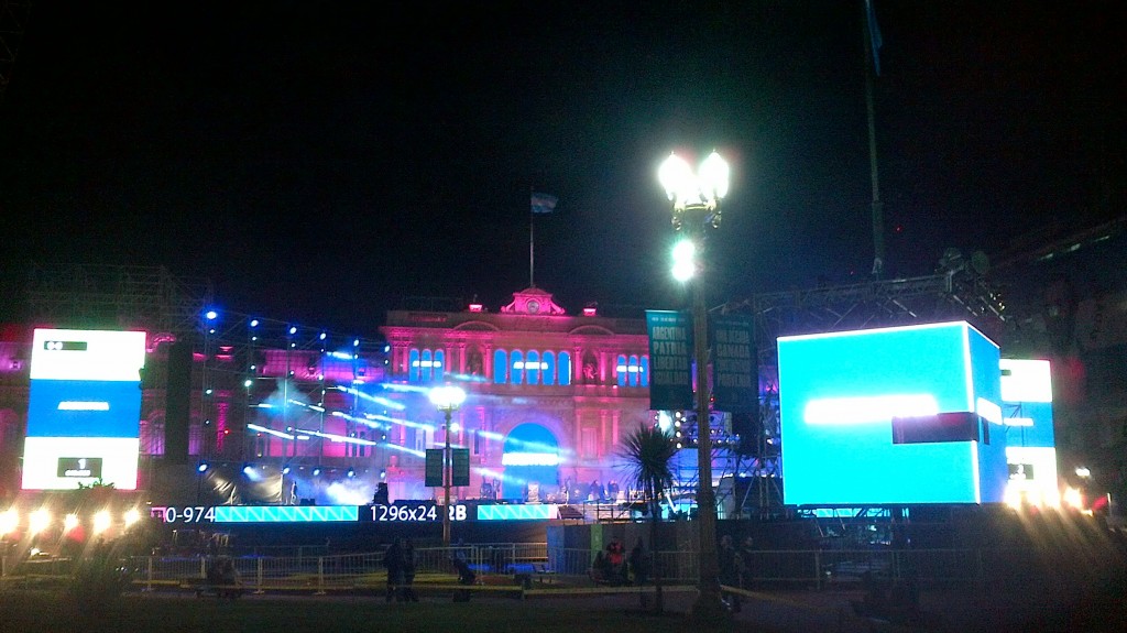 24.5.13- Últimos preparativos en Plaza de Mayo por el aniversario 203 de la Revolución  de Mayo y el Kirchnerismo festejará los 10 años en el poder.  Ésta imagen pertenece a la noche previa del 25.