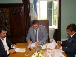 Guillermo Tamarit durante la firma del convenio.