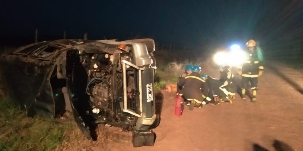 Bomberos Voluntarios de Rawson asistiendo a los heridos