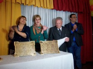 Exdocentes descubren placa dedicada a los primeros docentes.