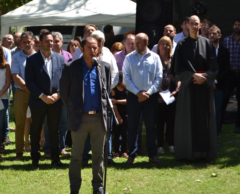 Gómez dirigiendo la palabra en el 134º Aniversario de Rawson