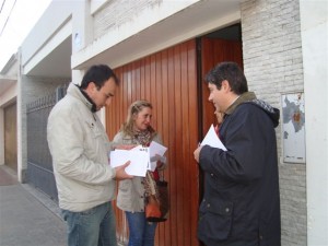 Cámera y Giannini con dialogando con vecinos.