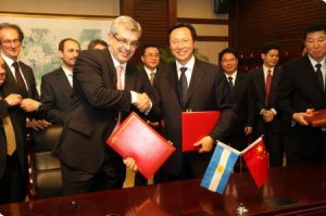 El titular de la cartera agropecuaria nacional, Julián Domínguez, junto a su par chino, Han Changfu.