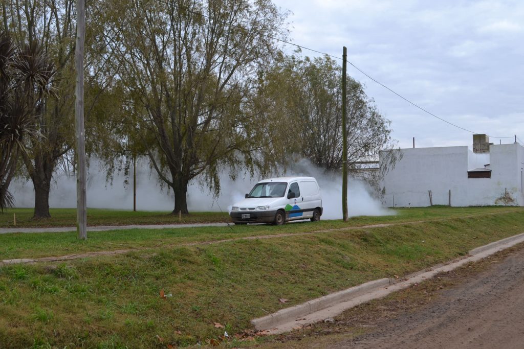 15/6/17- Personal de Bromatología de la Municipalidad de Chacabuco, llevó a cabo en la mañana de hoy, fumigación contra la mosquita barigüi –sus picaduras provocan pruritos y hasta infecciones en la piel- en paseos públicos, cercanías de establecimientos escolares y distintos sectores de la localidad.