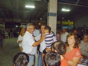 Golía recibe el saludo del actual intendente de Chacabuco Barrientos.