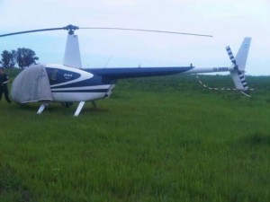 El Robinson R44 aún se halla en el lugar dónde debió aterrizar de emergencia. Foto gentileza Nicolás Bert.