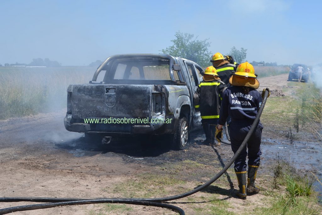 Bomberos Voluntarios de Rawson sofocacndo el fuego en la Amarok