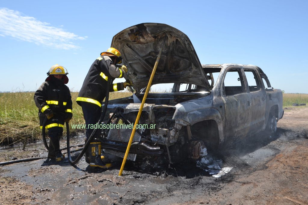 El fuego destruyó camioneta Amarok de vecino de Tres Sargentos