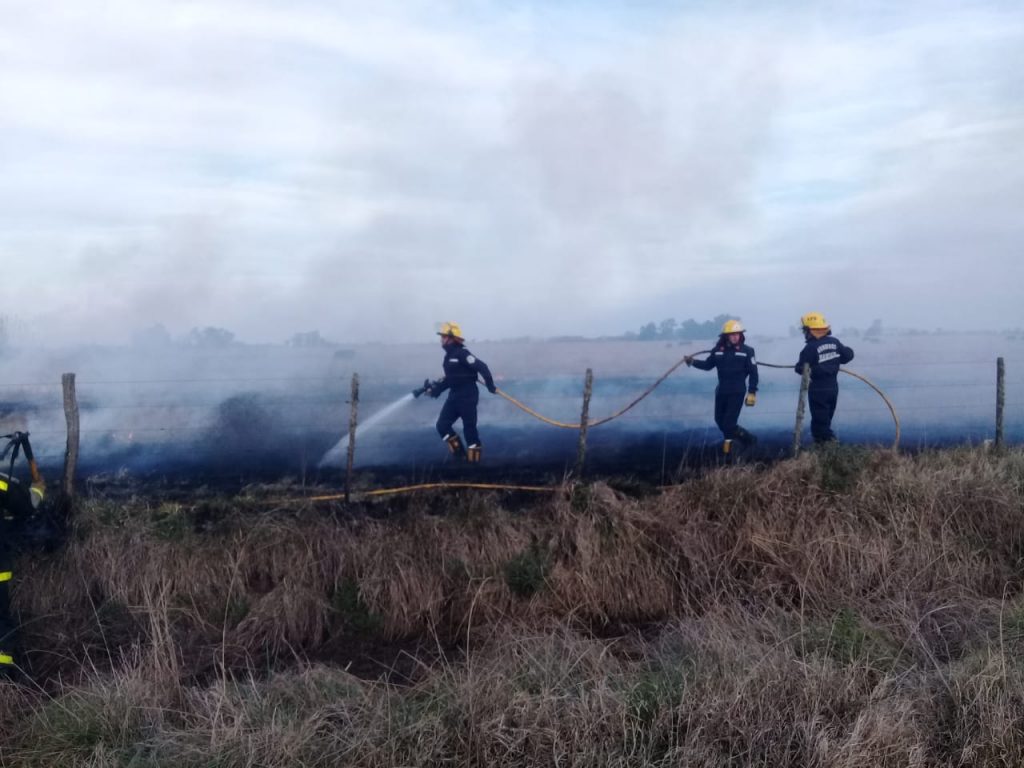 Bomberos Voluntarios de Rawson sofocando el fuego