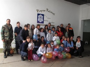 Niños del Jardín J.I.R.I.M.M. Nº 8  de la Escuela Nº 16 de visita en la Comisaría de Chacabuco.