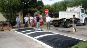 Martínez le muestra a Barrientos el reductor de velocidad construido. 