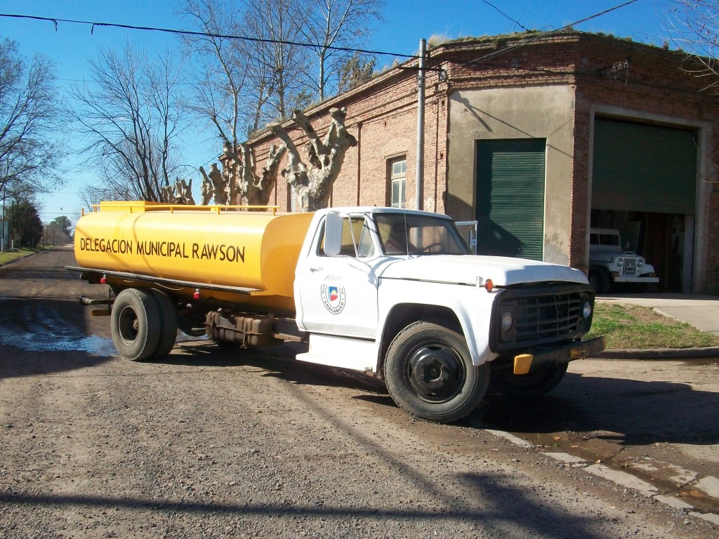 Otra imagen del regador reparado en el Corralón Municipal de Rawson.