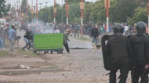 La policía sofocó una ola de saqueos en el Gran Rosario.