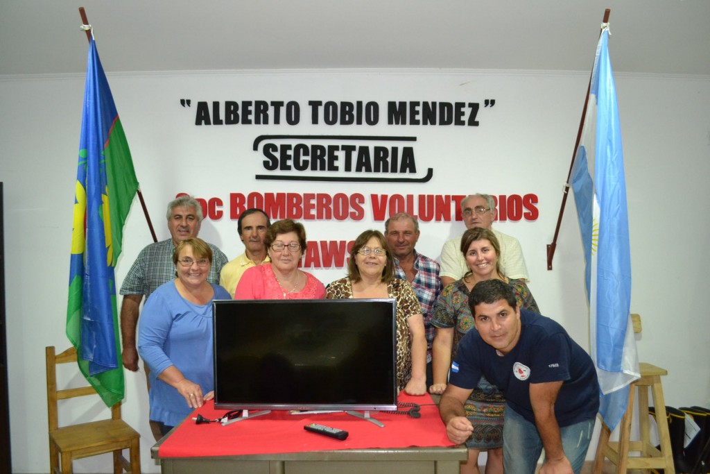 1/4/16- Anoche, integrantes de comisión directiva de la Asociación de Bomberos Voluntarios de Rawson, hizo entrega a la señora Silvia Gómez de Cabecera, del TV color 32”, del que fue favorecida en el sorteo que se realizó por Lotería Nacional del pasado 26 de marzo, con el número 162.