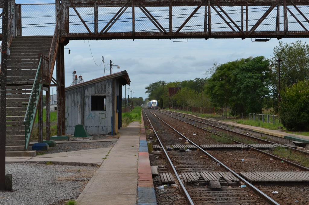 El tren chino llegando a la estación de Rawson.