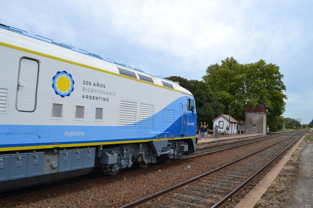 Varios vecinos esperaron el paso del nuevo tren chino.