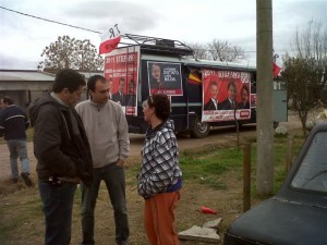 Stefano y Cámera dialogando con vecinos de Chacabuco.