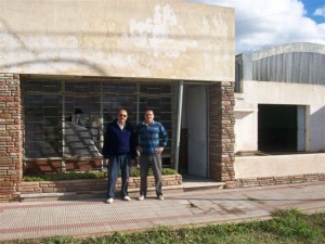 Juan Carlos Cabral y Lucas Castro trabajando en la Unidad Básica de Hugo Moro en Rawson.