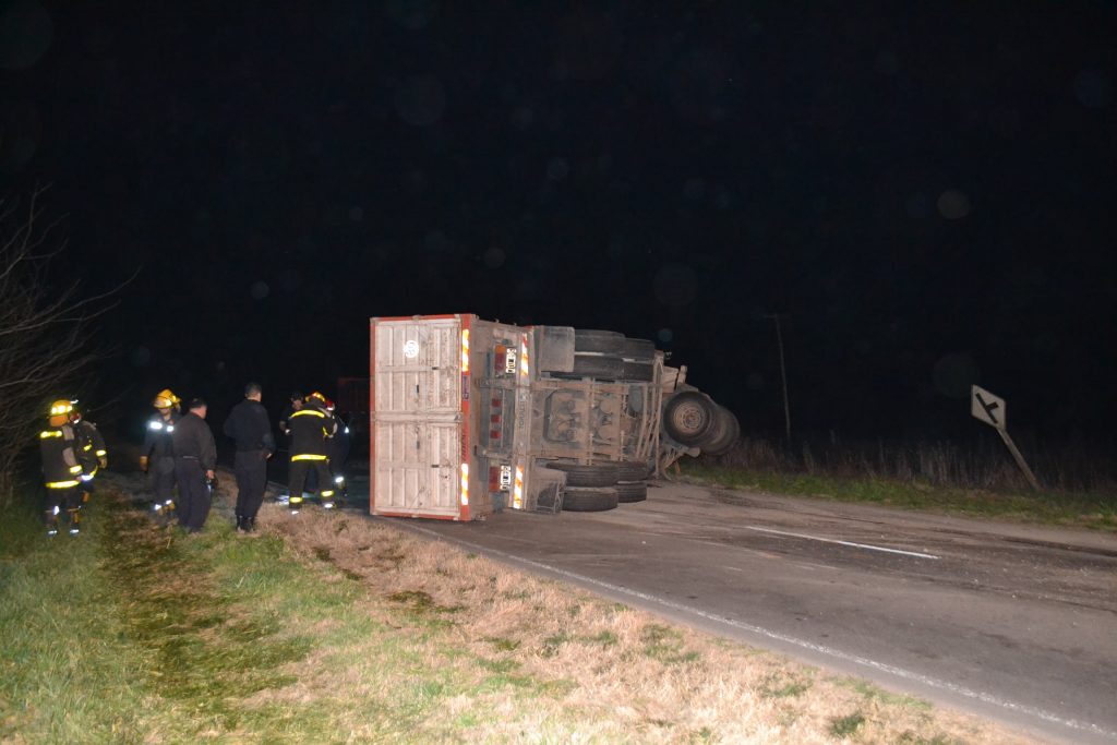 Imagen del acoplado volcado sobre Ruta Provincial 51