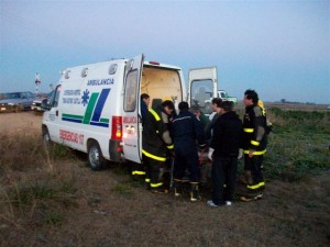 Uno de los jóvenes heridos es introducido en la ambulancia del Hospital de Castilla para ser trasladado a Carmen de Areco.