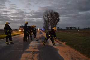 Bomberos Voluntarios de Rawson retiran el maíz de la ruta.