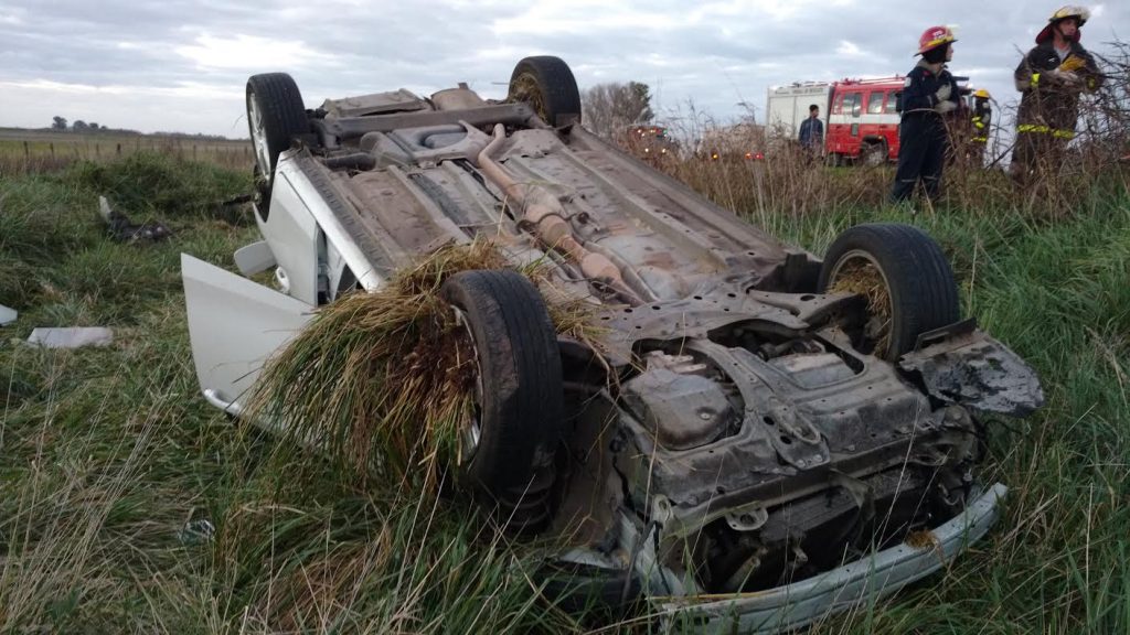 El Toyota Corola luego del vuelco.