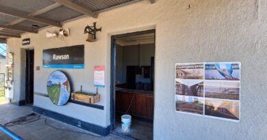 Personal Vía y Obra Caseros pintan puente ferroviario de Rawson y  estación con colocación de luminarias